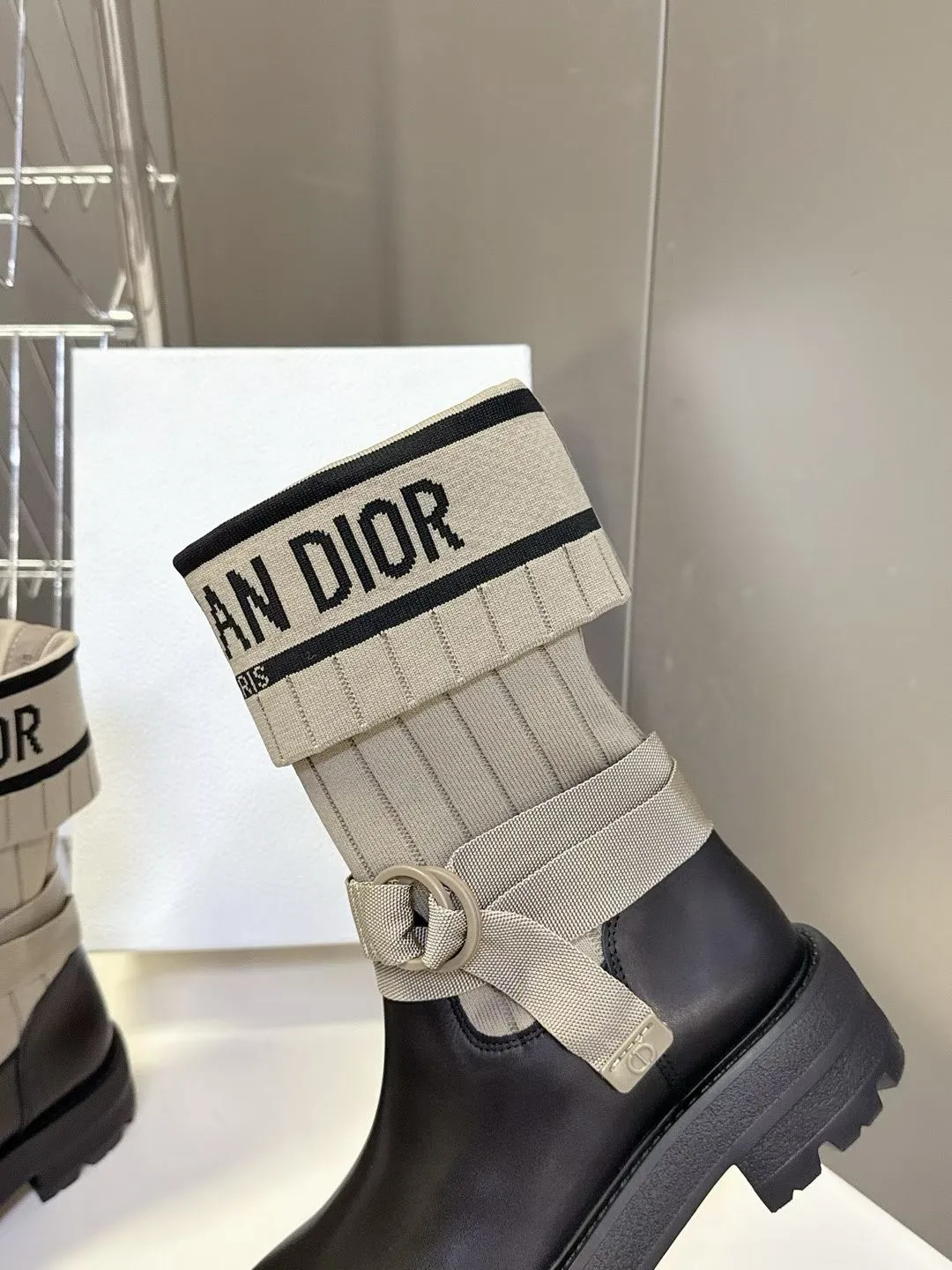 👟👟Ex-factory price 560👟👟Dior color matching new boots for autumn and winter, the latest flying woven letter logo for autumn and winter, round-toe high-top knight boots for women, the same style for celebrity Narna Qian and the same style for Yi Mengling. Material: First-layer cowhide spliced ​​with fly-knit fabric, sheepskin lining for feet, original molded TPU outsole Size: 35-40 yards